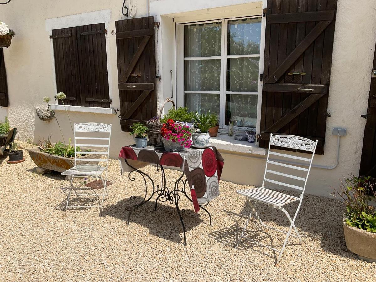 Le Jardin De Rose 24 Feuillebert Romagne 86700 Bed & Breakfast Exterior photo