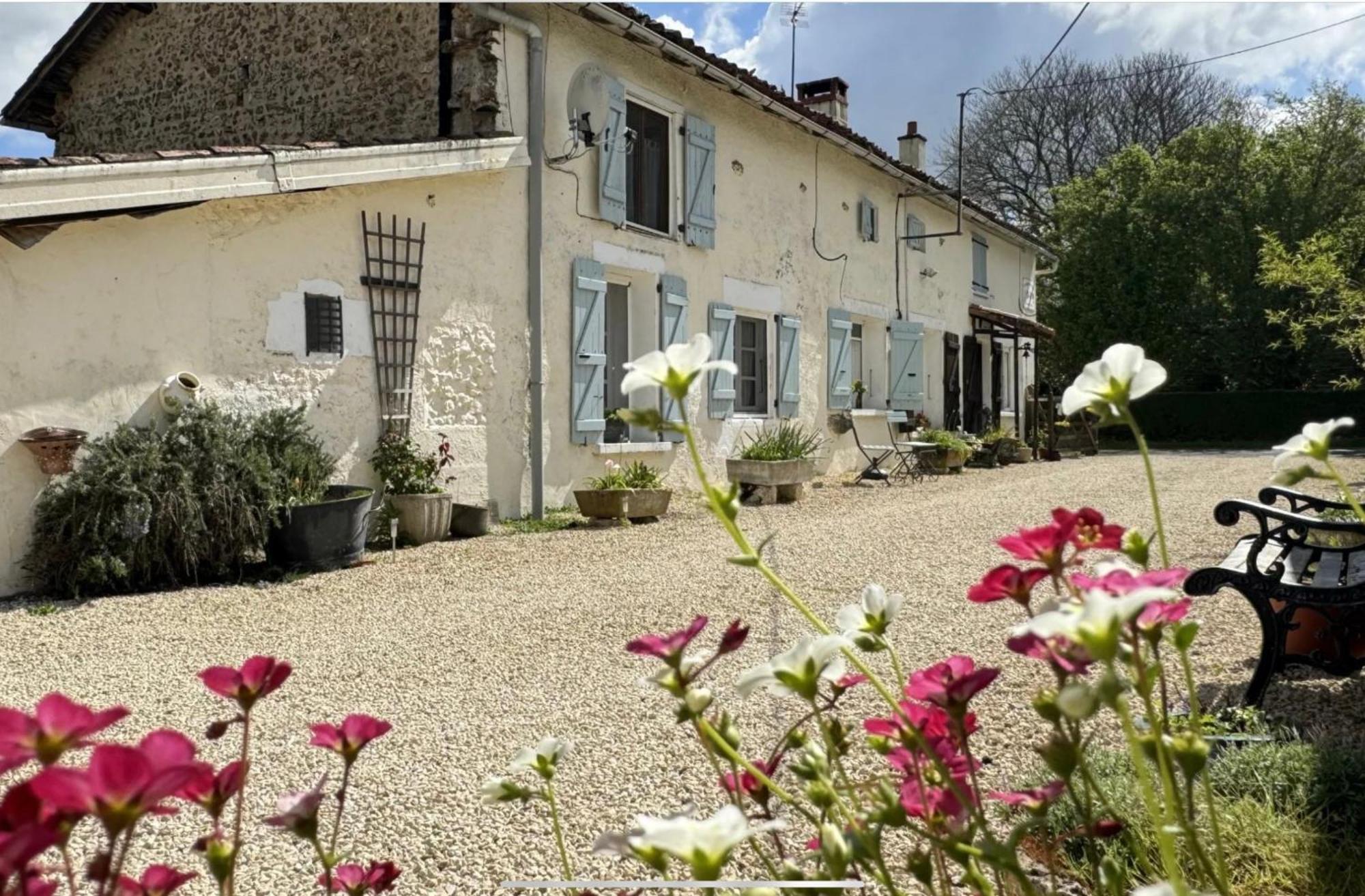 Le Jardin De Rose 24 Feuillebert Romagne 86700 Bed & Breakfast Exterior photo